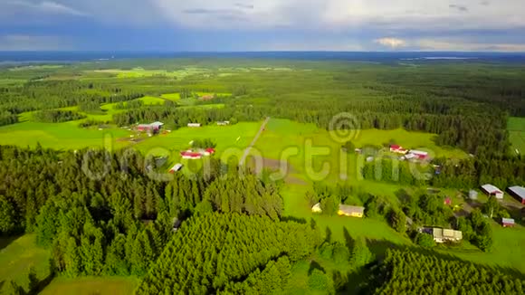 农业小村被森林包围的田野和建筑物视频的预览图