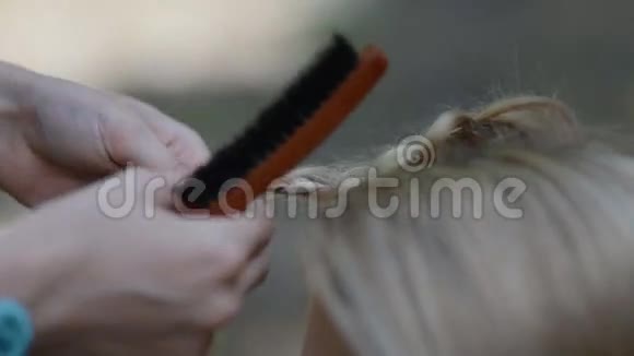 乌克兰基辅2015年7月3日理发师为模特做树视频的预览图