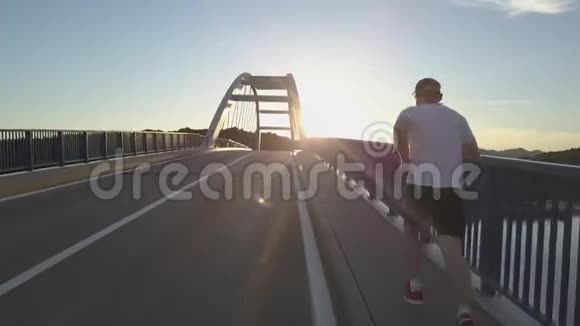 运动员在克罗地亚的桥上跑步视频的预览图