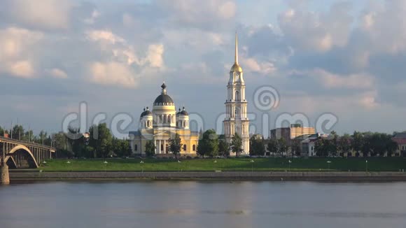伏尔加河上的SpasoPreobrazensky大教堂俄罗斯里宾斯克视频的预览图