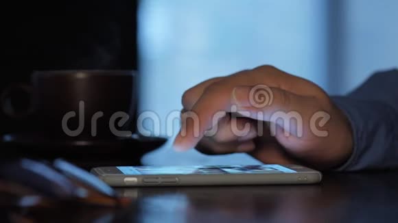 男性手持手套使用智能手机视频的预览图