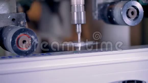 数控钻床钻塑料孔现代复合材料加工视频的预览图