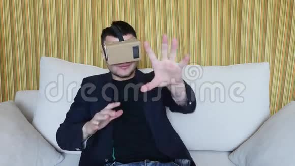虚拟现实中的人VR谷歌纸板视频的预览图