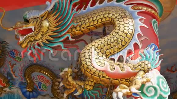 壁雕以大型金色中国龙的形式出现中国风格的基本浮雕原墙面装饰视频的预览图