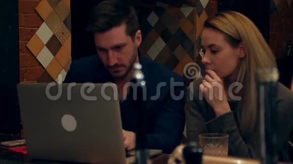 商务人士使用笔记本电脑在酒吧喝非酒精鸡尾酒视频的预览图