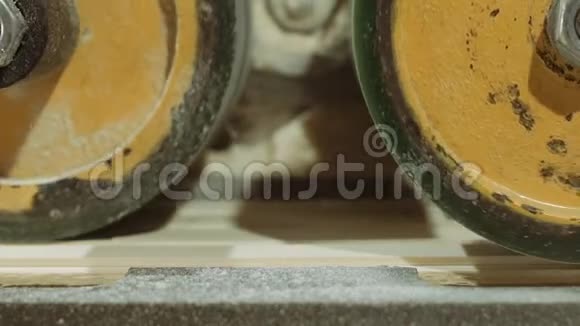 锯木厂生产的板坯机滚轮视频的预览图