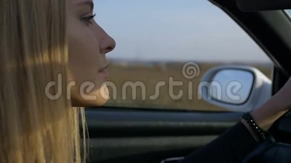 开车的金发女郎视频的预览图