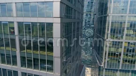 空中接近两座摩天大楼之间视频的预览图