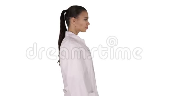 医生美容师穿着白色长袍走在白色背景上视频的预览图