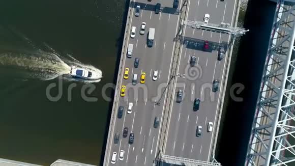 船在桥下活动的高空高角视频的预览图