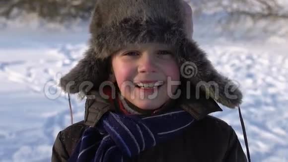 一个欧洲男孩对着镜头微笑的肖像情绪化的男孩嘲笑摄像机一个男孩的美丽肖像视频的预览图