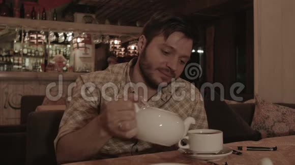 一个人喝茶和朋友聊天视频的预览图