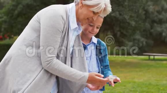 奶奶和孙女在公园自拍视频的预览图