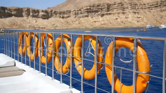 夏天大海橙色救生圈挂在渡船上船船舶专用救援设备拯救生命视频的预览图