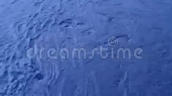 水中深蓝色漩涡视频的预览图