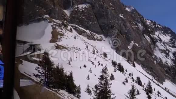 窄轨高轮旅游列车行驶在雪山瑞士阿尔卑斯山视频的预览图