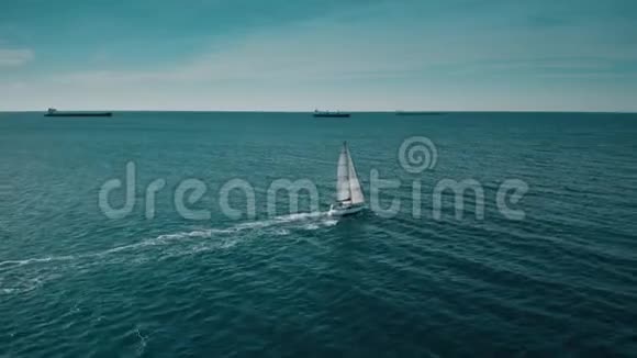 未知游艇在海上航行的空中拍摄视频的预览图