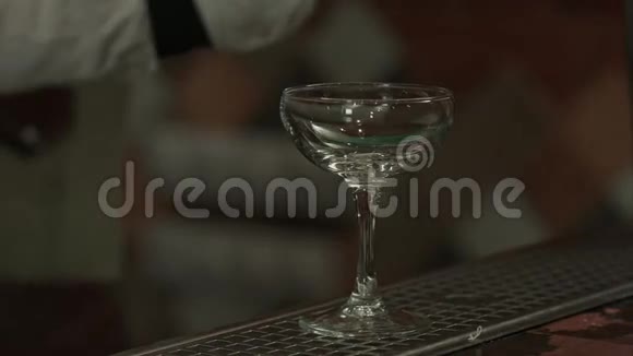 巴曼将红酒倒入香槟杯中视频的预览图