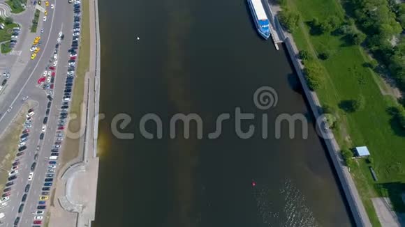 在莫斯科市中心飞越莫斯科河视频的预览图