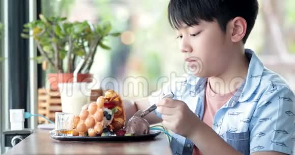 亚洲男孩喜欢吃华夫饼混合水果视频的预览图