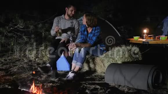 露营地男女游客之旅带帐篷旅行的年轻夫妇喝啤酒旅游营地视频的预览图