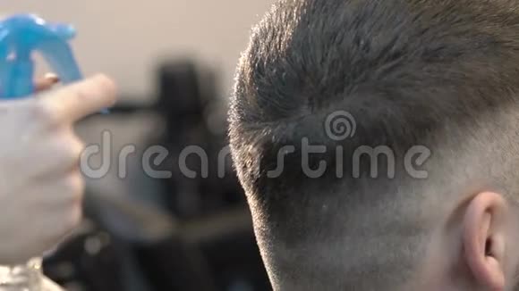 女性理发师滋润男人头发慢慢地视频的预览图