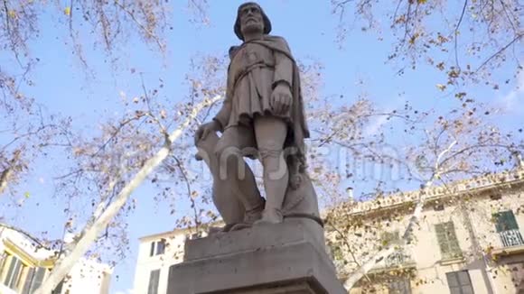 欧洲街头的男子雕像欧洲城市中央的名人雕像库存视频的预览图
