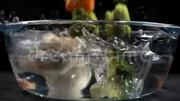 把蔬菜掉到玻璃锅里溅起水花视频的预览图