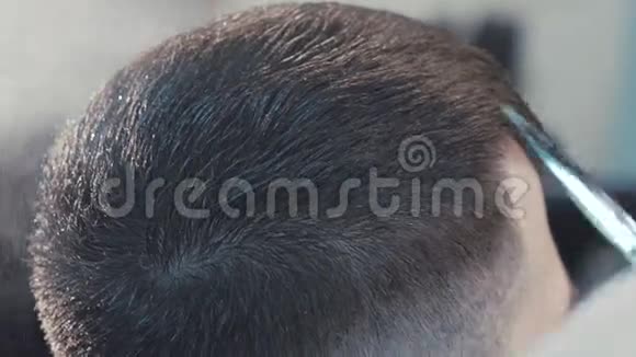 女性理发师滋润和切割男人头发慢慢地视频的预览图