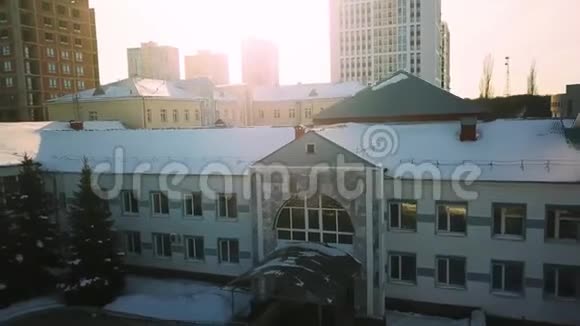 被雪覆盖的公寓楼或公寓大厦库存旧苏联时代建筑的空中景观视频的预览图