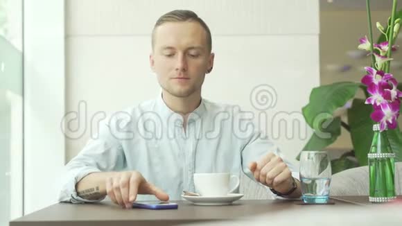 接电话喝咖啡的男人视频的预览图