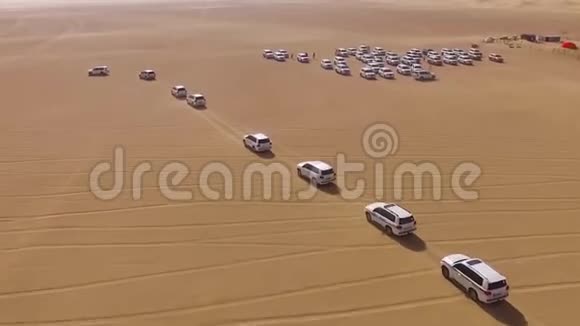 在阿拉伯沙漠里骑沙丘撒哈拉沙漠狩猎库存离路车辆行驶在沙漠上开吉普车视频的预览图