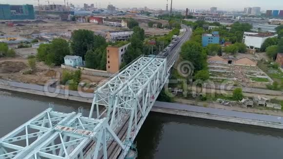 火车在一座城市的河上过桥城市景观4K视频的预览图