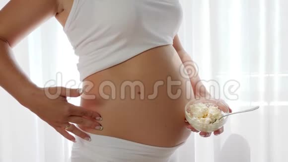 怀孕未来母亲手中的酸奶产品视频的预览图