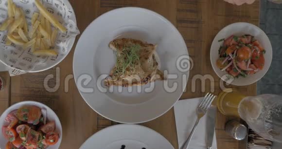 在咖啡馆吃丰盛大餐的女人视频的预览图