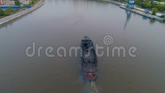 在莫斯科河航行的大型货船视频的预览图