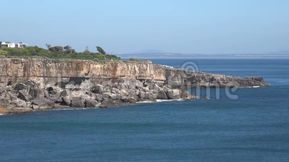 悬崖峭壁和蓝色海水的景色视频的预览图