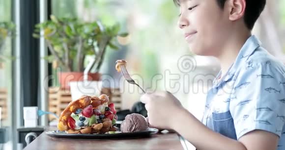 亚洲男孩喜欢吃华夫饼混合水果视频的预览图