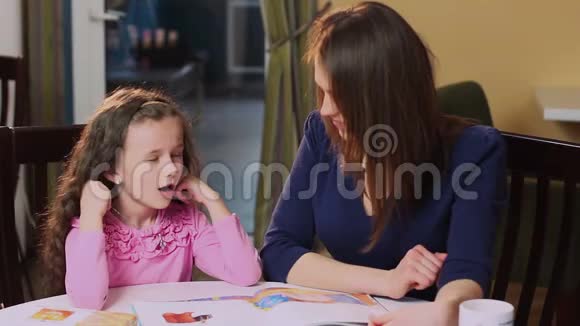 女妈妈教小女儿学习过程视频的预览图