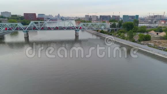 火车在河上的桥上行驶空中飞行视频的预览图