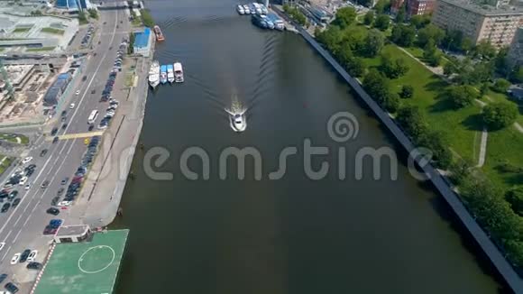 沿河航行的船的高空高角视频的预览图