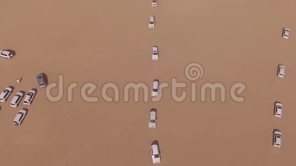 旅行吉普车沙漠的越野摄影吉普车在沙漠中行驶库存视频的预览图