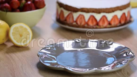 放一盘草莓蛋糕和新鲜草莓自制草莓蛋糕视频的预览图