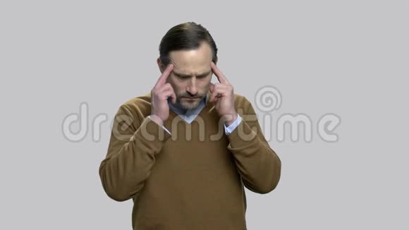成熟的男人患有强烈的头痛视频的预览图