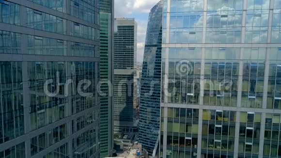 在市中心商业区的摩天大楼之间飞行视频的预览图