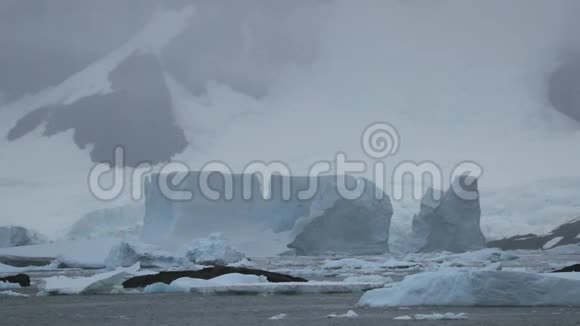 冰川的碎片漂浮在悬崖的岸边安德列夫视频的预览图