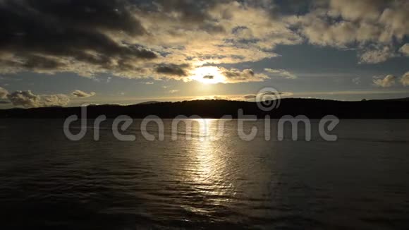 挪威北部峡湾海面上壮丽的金色日落视频的预览图