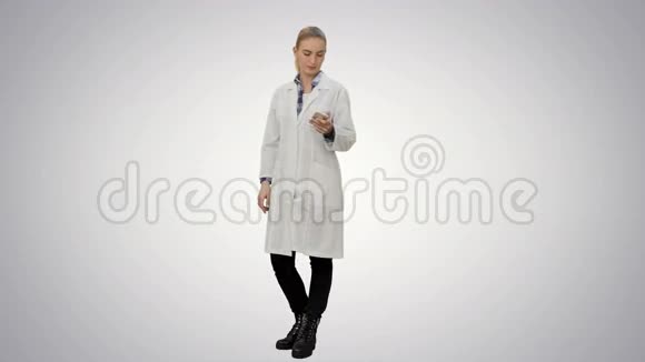 女医生通过手机交谈病人在白色背景下报告好消息视频的预览图