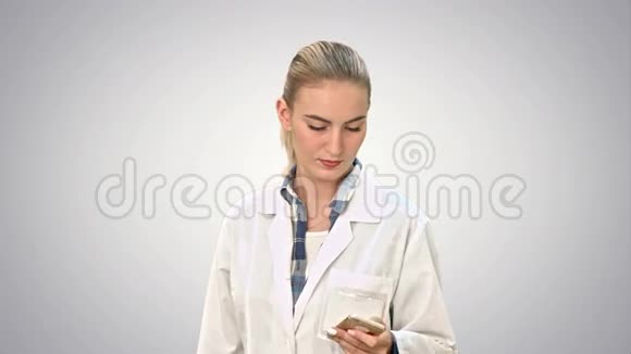 年轻的女医生打电话给病人告诉他们在白色背景下取得了好的结果视频的预览图
