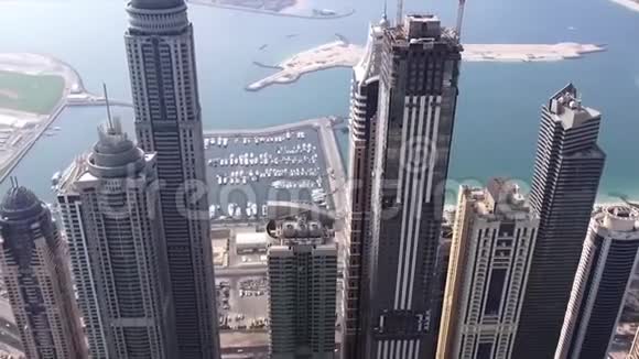 鸟瞰迪拜城市摩天大楼现代大都市建筑奇迹迪拜阿联酋库存大型未来塔楼视频的预览图